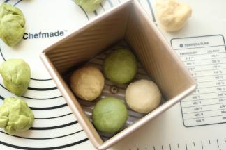 间隔着放进吐司模里。