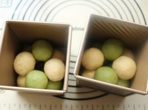 再放一层，两个全部放好。开始二次发酵。