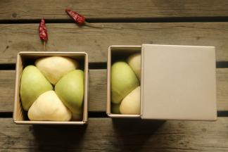 发酵至9分满，盖上吐司盒盖子。