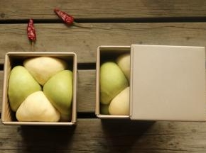 发酵至9分满，盖上吐司盒盖子。