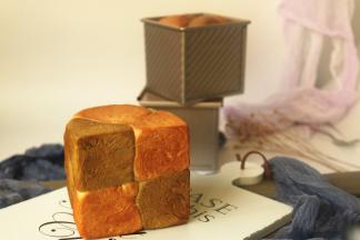 烤好的吐司马上脱模晾凉。