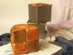 烤好的吐司马上脱模晾凉。