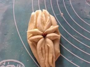 将枸杞竖着放入中间位置
