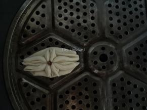 接着将造型好的馒头放入加了清水的蒸锅中醒发约10分钟，然后中火蒸约15分钟后关火歇3分钟后再揭盖即可
