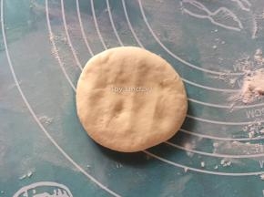将每块面团揉圆后压扁
