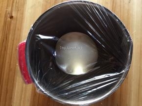 盖上保鲜膜进行发酵
