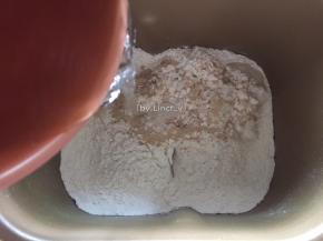 加入融化后的砂糖温水，开启面包机和面程序
