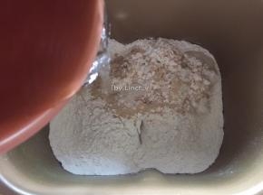加入融化后的砂糖温水，开启面包机和面程序
