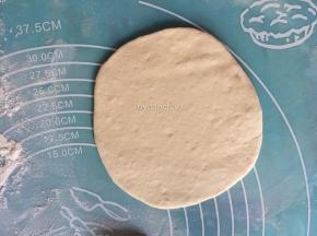 用擀面杖擀成圆形