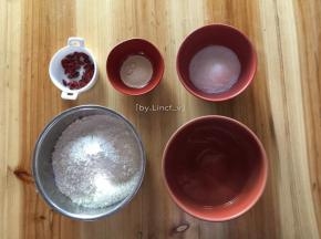 所需材料:
中筋面粉300g、酵母3g、温水150g、细砂糖40g 、枸杞8个
