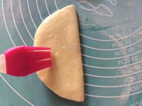 再在对折后的面上刷上一层油
