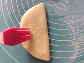 再在对折后的面上刷上一层油
