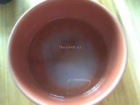 先将细砂糖倒入温水里搅拌融化
