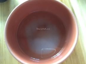 先将细砂糖倒入温水里搅拌融化
