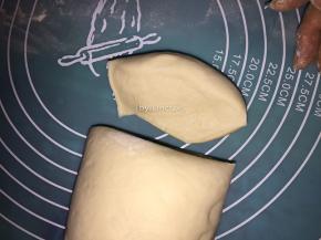 然后将撒上少许面粉，将面团再揉揉，排出气，排好气的面团切开无气孔状
