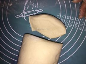 然后将撒上少许面粉，将面团再揉揉，排出气，排好气的面团切开无气孔状
