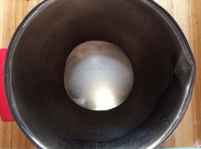 和好的面揉成光滑面团，放入盆中
