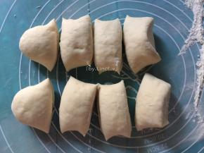 将面团平均分成8小块
