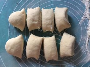 将面团平均分成8小块
