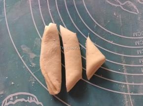 接着将叠好的面片切成3份（如图）
