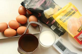 称量好材料，每个鸡蛋大约是65克左右，蛋白40克，蛋黄20克。