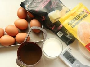 称量好材料，每个鸡蛋大约是65克左右，蛋白40克，蛋黄20克。