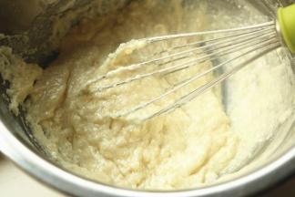 之字形搅拌至无干粉。