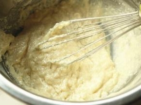 之字形搅拌至无干粉。