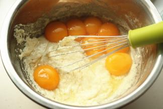 加入蛋黄。