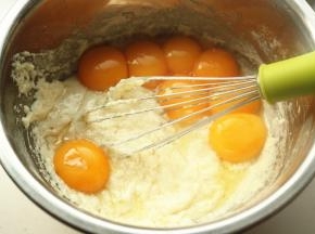 加入蛋黄。
