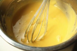 再次之字形搅拌均匀，蛋黄糊就做好了。