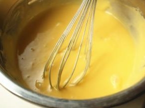 再次之字形搅拌均匀，蛋黄糊就做好了。