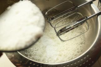 蛋白加入几滴柠檬汁，搅拌至大粗泡时加入三分之一白砂糖.