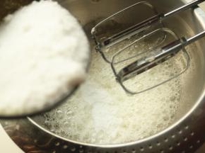 蛋白加入几滴柠檬汁，搅拌至大粗泡时加入三分之一白砂糖.