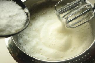 蛋白体积膨大到2倍时，再加入三分之一白砂糖。