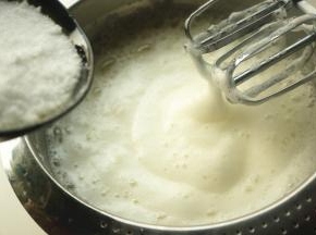 蛋白体积膨大到2倍时，再加入三分之一白砂糖。