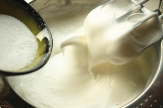 刚刚出现弯钩还很软的时候，加入最后的砂糖。