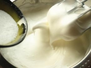 刚刚出现弯钩还很软的时候，加入最后的砂糖。