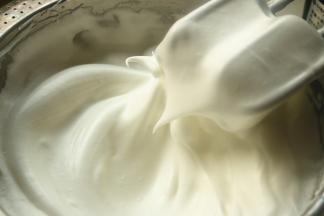 最后打发到湿性发泡的状态，有大弯钩的状态就好，蛋糕卷不需要打发太干，避免卷的时候开裂。