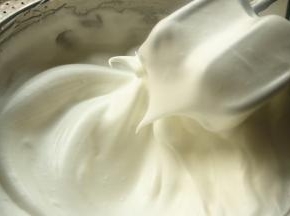 最后打发到湿性发泡的状态，有大弯钩的状态就好，蛋糕卷不需要打发太干，避免卷的时候开裂。