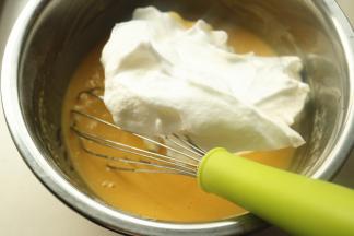 挖一大勺蛋白到蛋黄糊里。