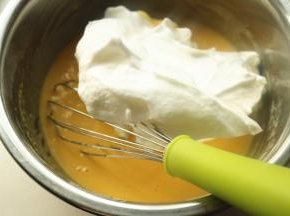 挖一大勺蛋白到蛋黄糊里。