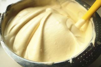 再次翻拌均匀，蛋糕糊就做好了