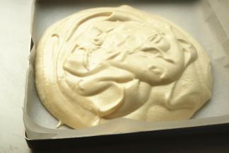 烤盘下部垫油纸，从中间注入蛋糕糊。两个烤盘，平均分成2份。