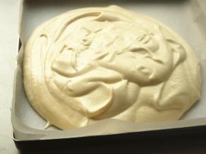 烤盘下部垫油纸，从中间注入蛋糕糊。两个烤盘，平均分成2份。