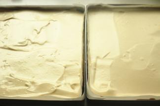 用刮刀刮平，震出大气泡。