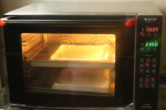 烤箱预热160度，烤18分钟左右。我用的是风炉烤箱，可以同时烤两层。最多可以烤4层。