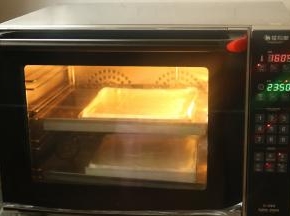 烤箱预热160度，烤18分钟左右。我用的是风炉烤箱，可以同时烤两层。最多可以烤4层。