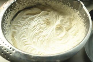 淡奶油加砂糖打发到坚挺。