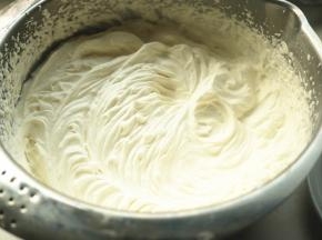 淡奶油加砂糖打发到坚挺。